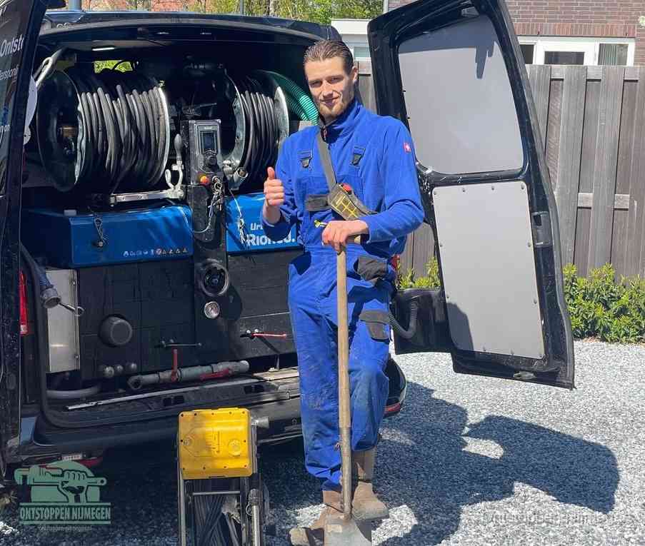 Een tevreden monteur met opgestoken duim naast de bestelbus, slim ingrijpen bespaart kosten bij een verstopte afvoer in Nijmegen