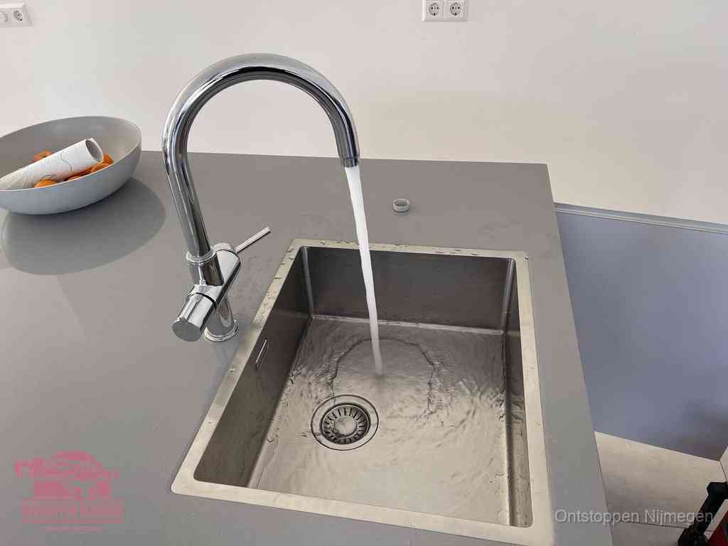 Een vrij doorstromende rvs spoelbak waar het water moeiteloos wegloopt, het resultaat van slim onderhoud dat geld bespaart in Nijmegen
