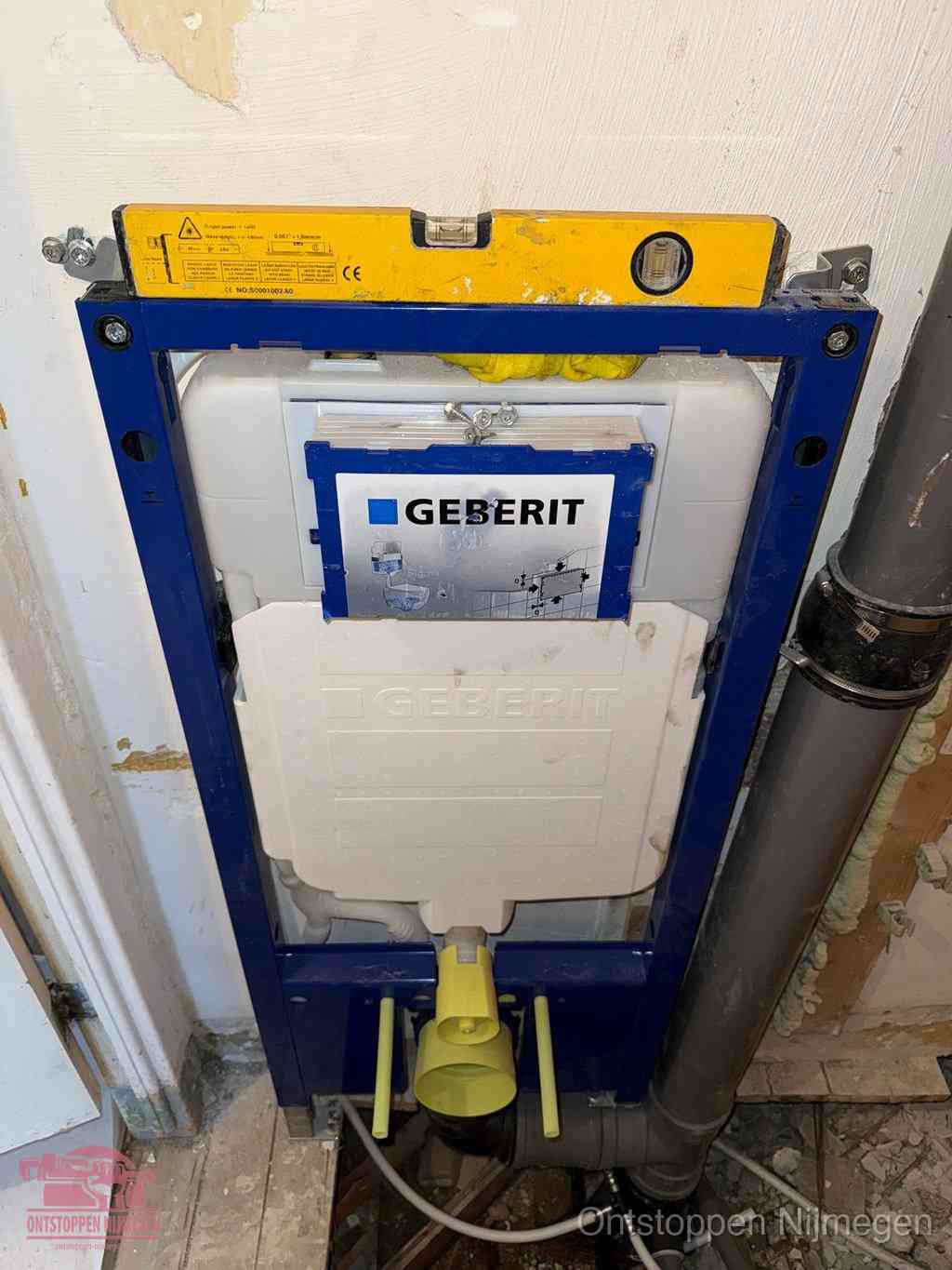 Een Geberit inbouwreservoir met frame voor een hangtoilet tegen de wand, met de afvoerbocht naar de vloer, kenmerkend voor een verstopt hangtoilet in Nijmegen