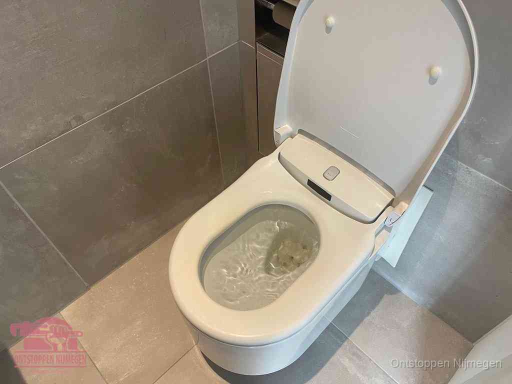 Een toiletpot vol troebel water met drijvend papier en restanten, de meest voorkomende oorzaak van een verstopte wc in Nijmegen