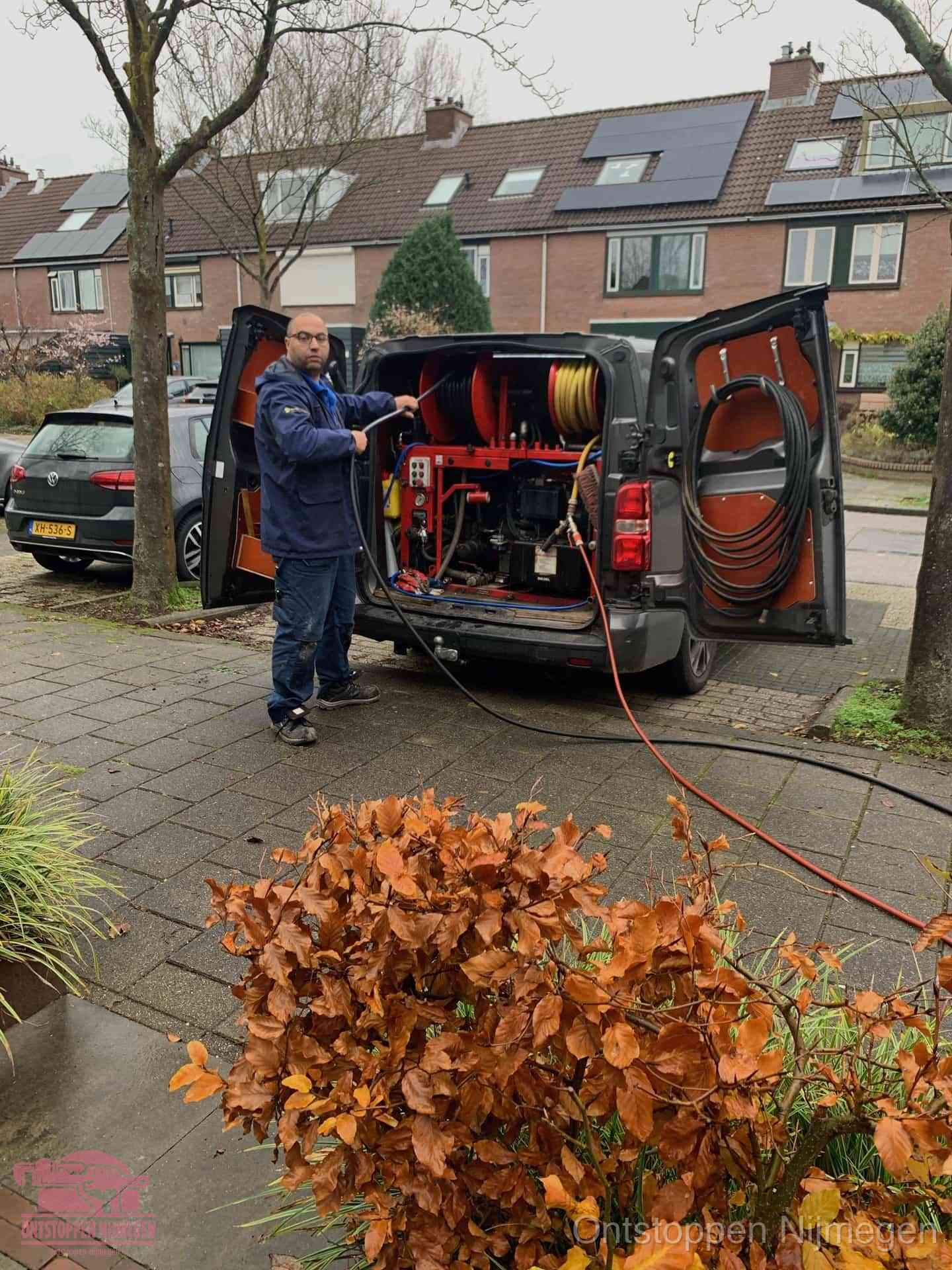 Rioolservice in de wijk in Nijmegen