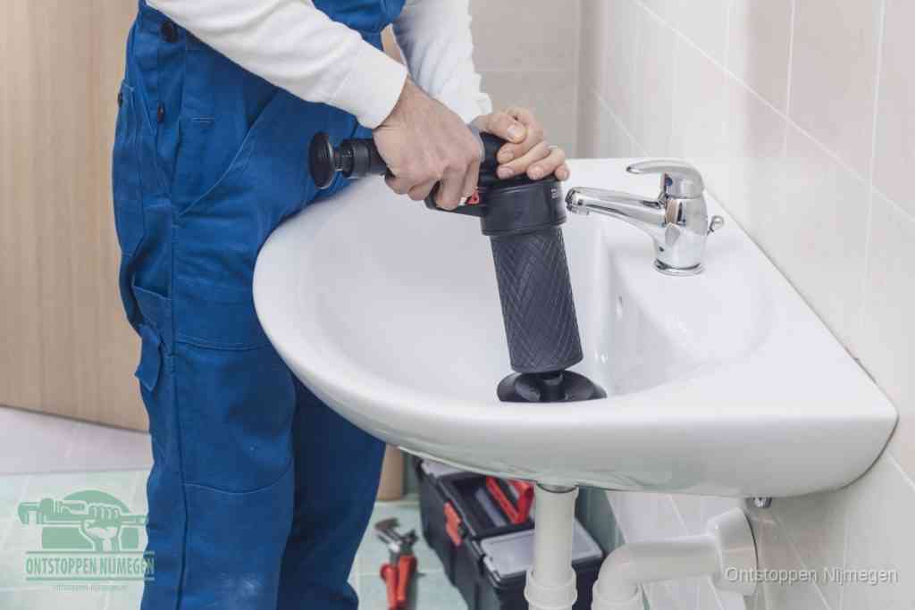 Een te ruwe doe-het-zelf poging met een hand-pomp op de afvoer van een badkamer-wastafel, een van de veelgemaakte fouten bij afvoer ontstoppen in Nijmegen