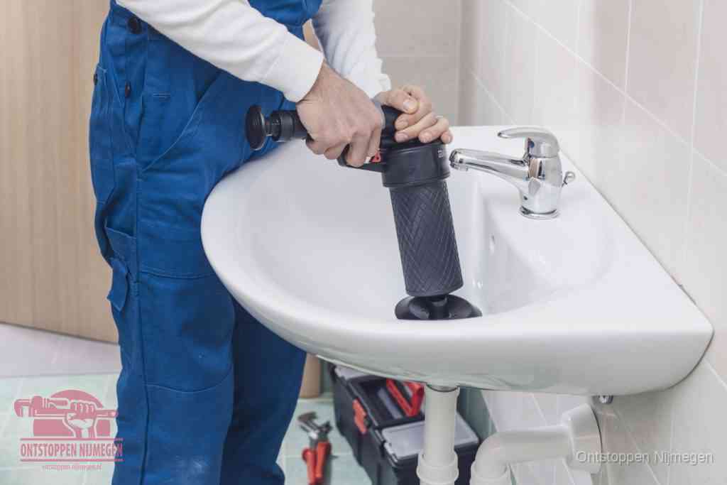 Een te ruwe doe-het-zelf poging met een handmatige perslucht-ontstopper op een sanitair-afvoer, een van de veelgemaakte fouten bij wc ontstoppen in Nijmegen