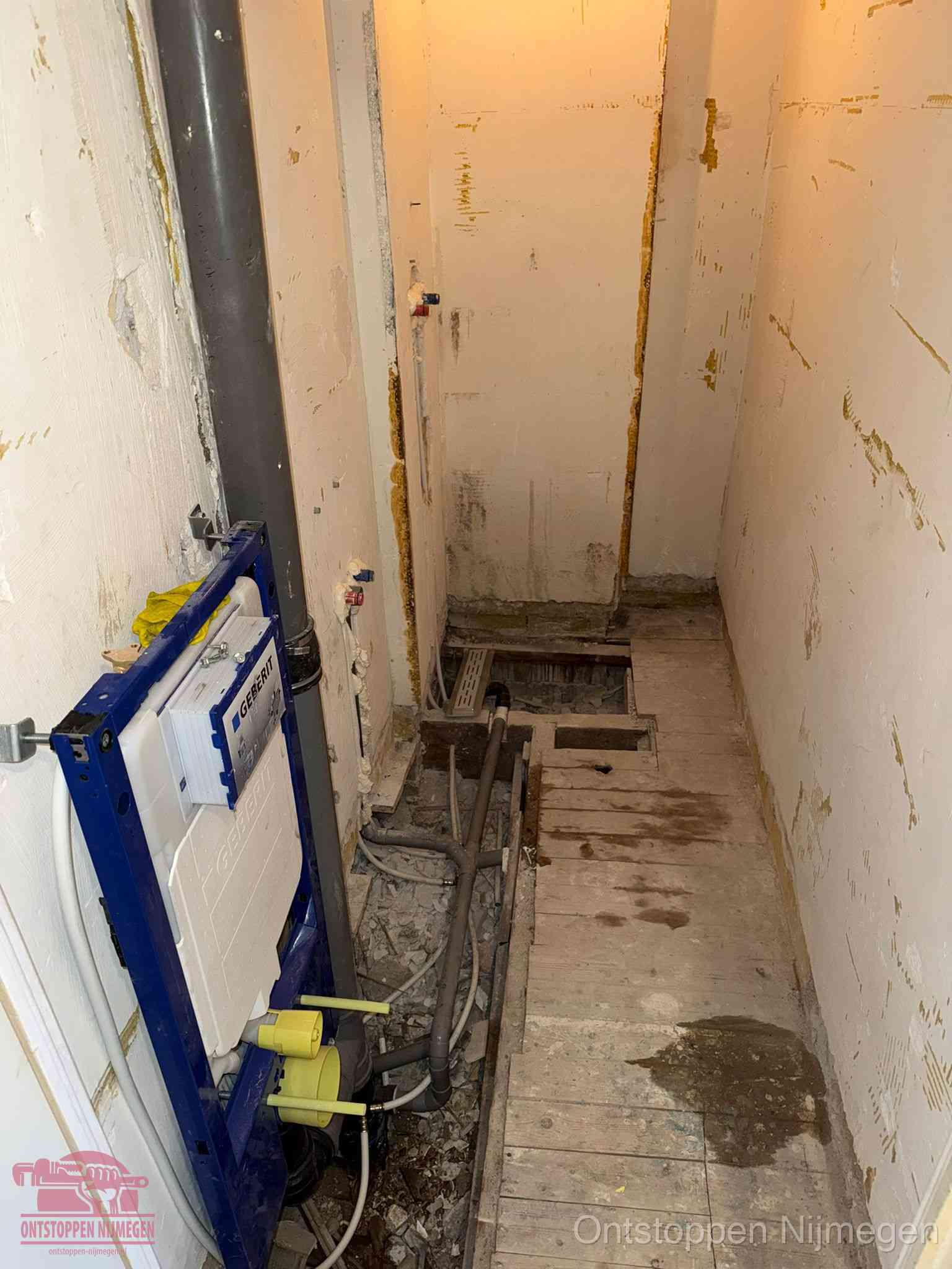 Een opgebroken toiletruimte tijdens renovatie met een Geberit inbouwreservoir en blootliggende oude afvoerleidingen, typisch voor oudere woningen in Nijmegen